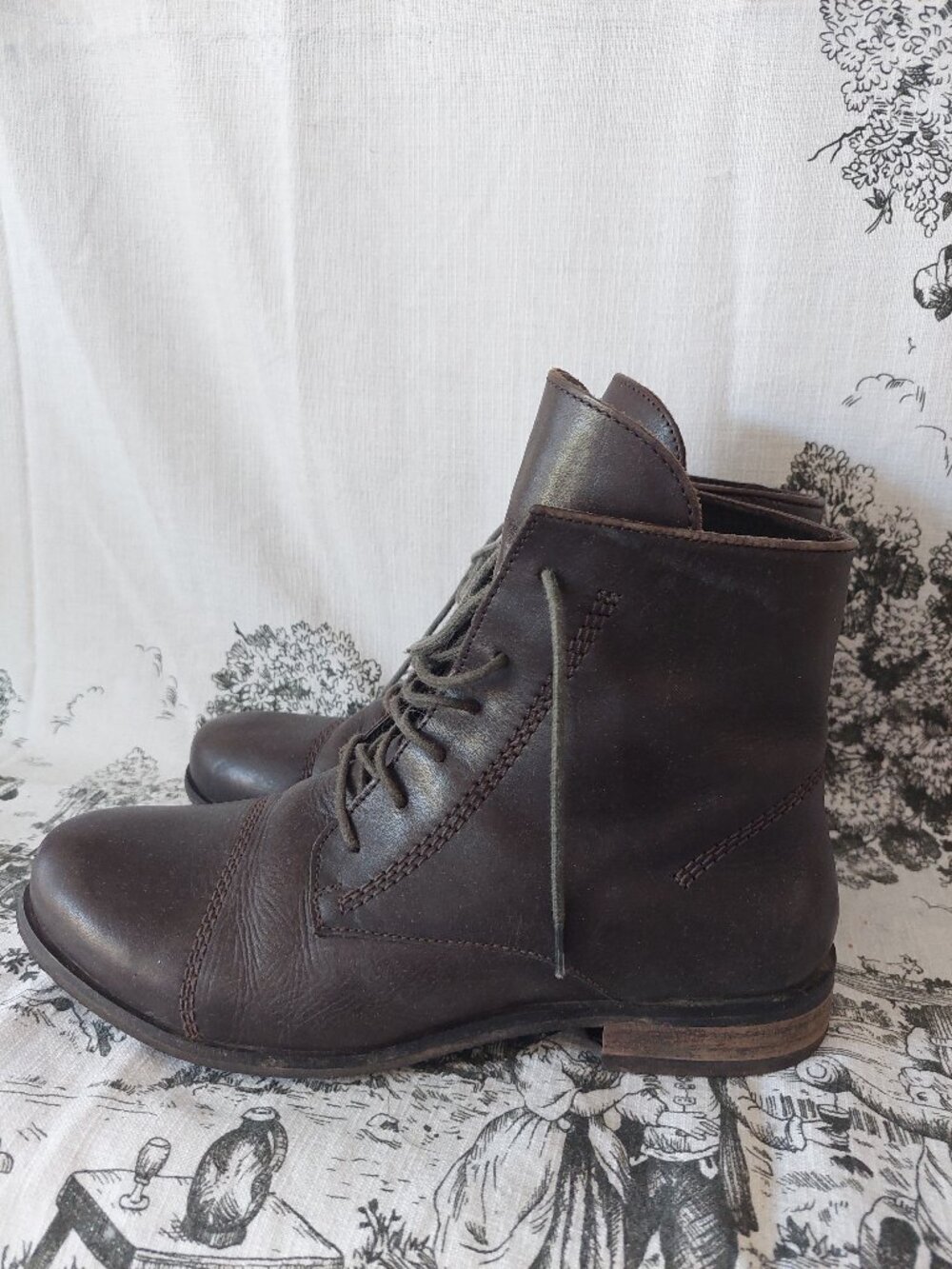 Skechers Size 7 Ankle Boots Brown Leather Round Cap Toe Lace Up Block Heel